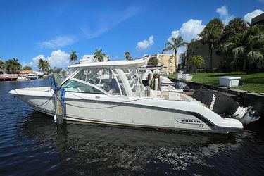 32' Boston Whaler 2018