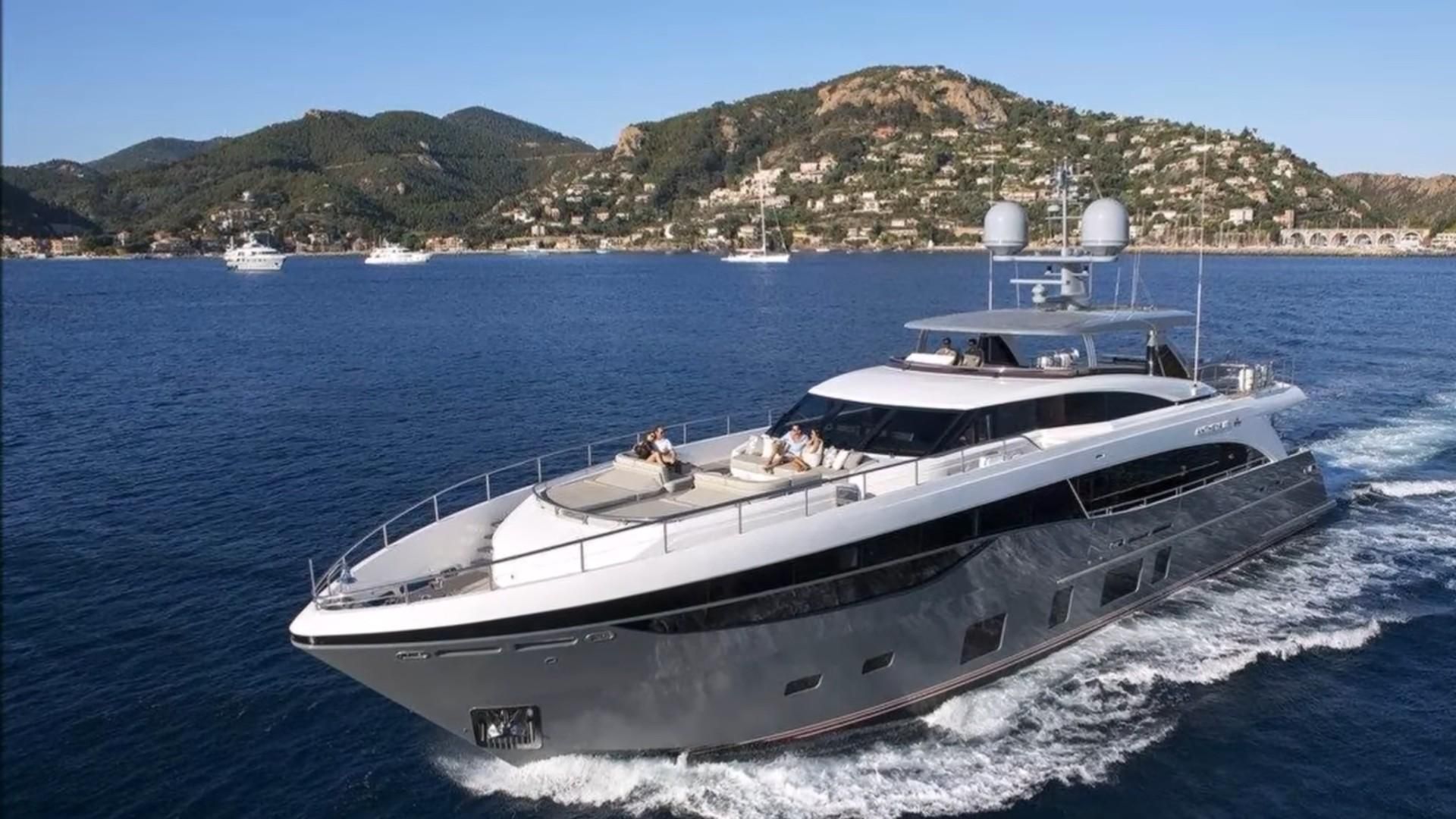 Bateau à moteur spectaculaire