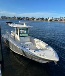 32' Boston Whaler 2016