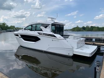 42' Cruisers Yachts 2019