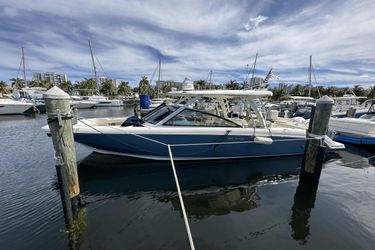 32' Boston Whaler 2021