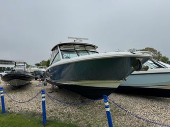 32' Boston Whaler 2016