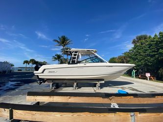 27' Boston Whaler 2018