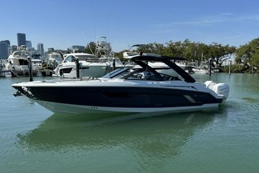 33' Cruisers Yachts 2019