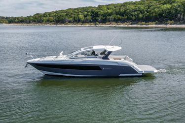 39' Cruisers Yachts 2017