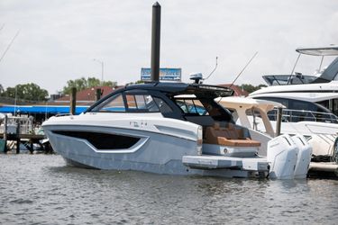 42' Cruisers Yachts 2024
