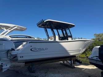 27' Robalo 2023