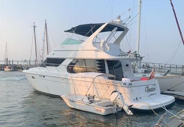 45' Carver 2000 Yacht For Sale