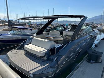 33' Cruisers Yachts 2017