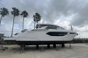 42' Cruisers Yachts 2024