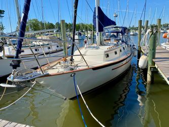 37' Pacific Seacraft 1997