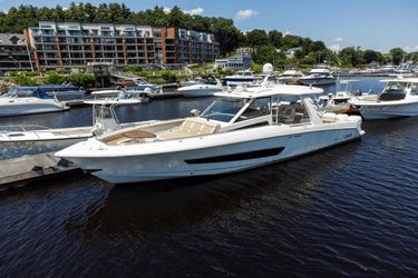 42' Boston Whaler 2017 Yacht For Sale