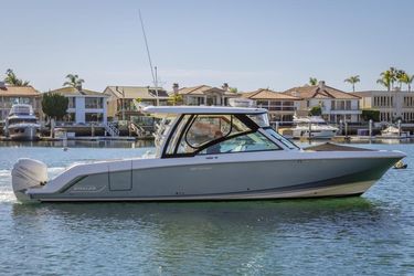 32' Boston Whaler 2018