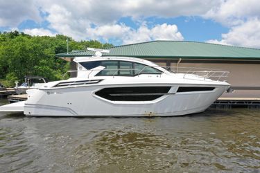 42' Cruisers Yachts 2019