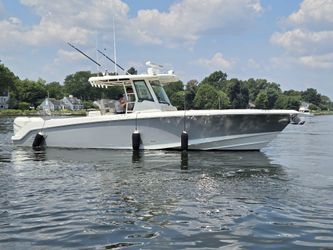 33' Boston Whaler 2017