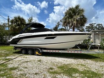 33' Cruisers Yachts 2017
