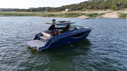 38' Cruisers Yachts 2021
