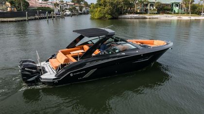 33' Cruisers Yachts 2020
