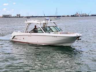 32' Boston Whaler 2021