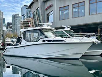 32' Boston Whaler 2021