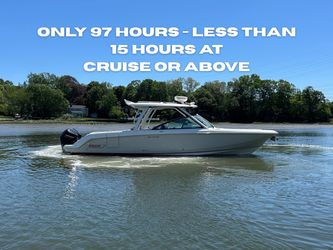32' Boston Whaler 2021