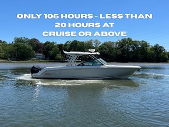 32' Boston Whaler 2021
