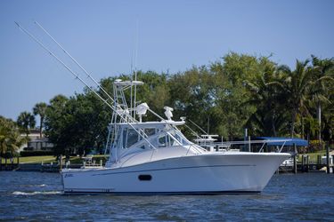 37' Luhrs 2010