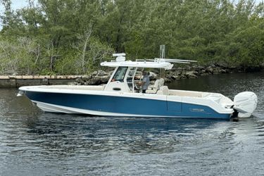 33' Boston Whaler 2018