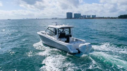 32' Boston Whaler 2020