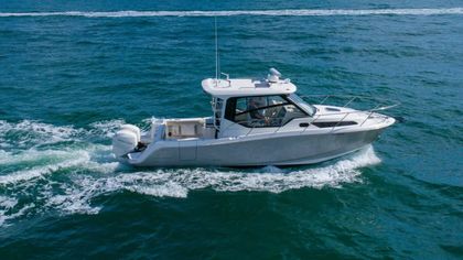 32' Boston Whaler 2020