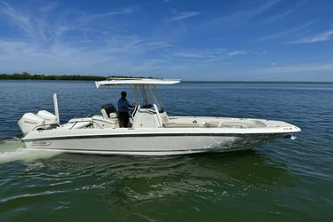 27' Boston Whaler 2022