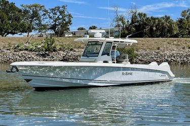 33' Boston Whaler 2019