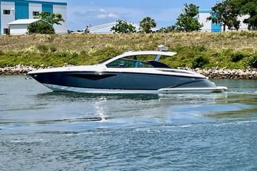 35' Cobalt 2019 Yacht For Sale