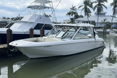 32' Boston Whaler 2021