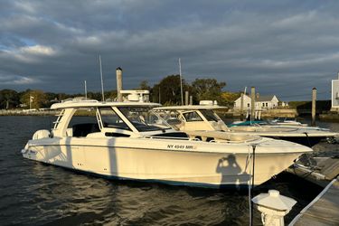 35' Boston Whaler 2020
