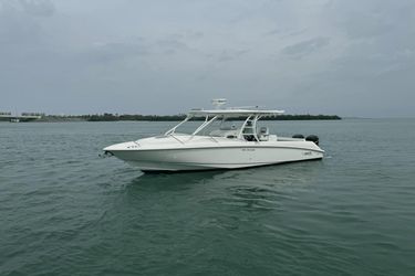 32' Boston Whaler 2015 Yacht For Sale