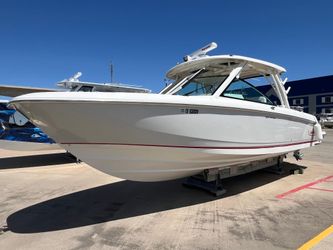 32' Boston Whaler 2017