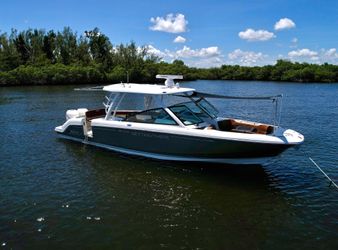 32' Boston Whaler 2017