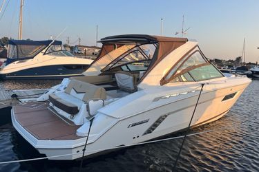 32' Cruisers Yachts 2016