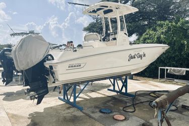 27' Boston Whaler 2022