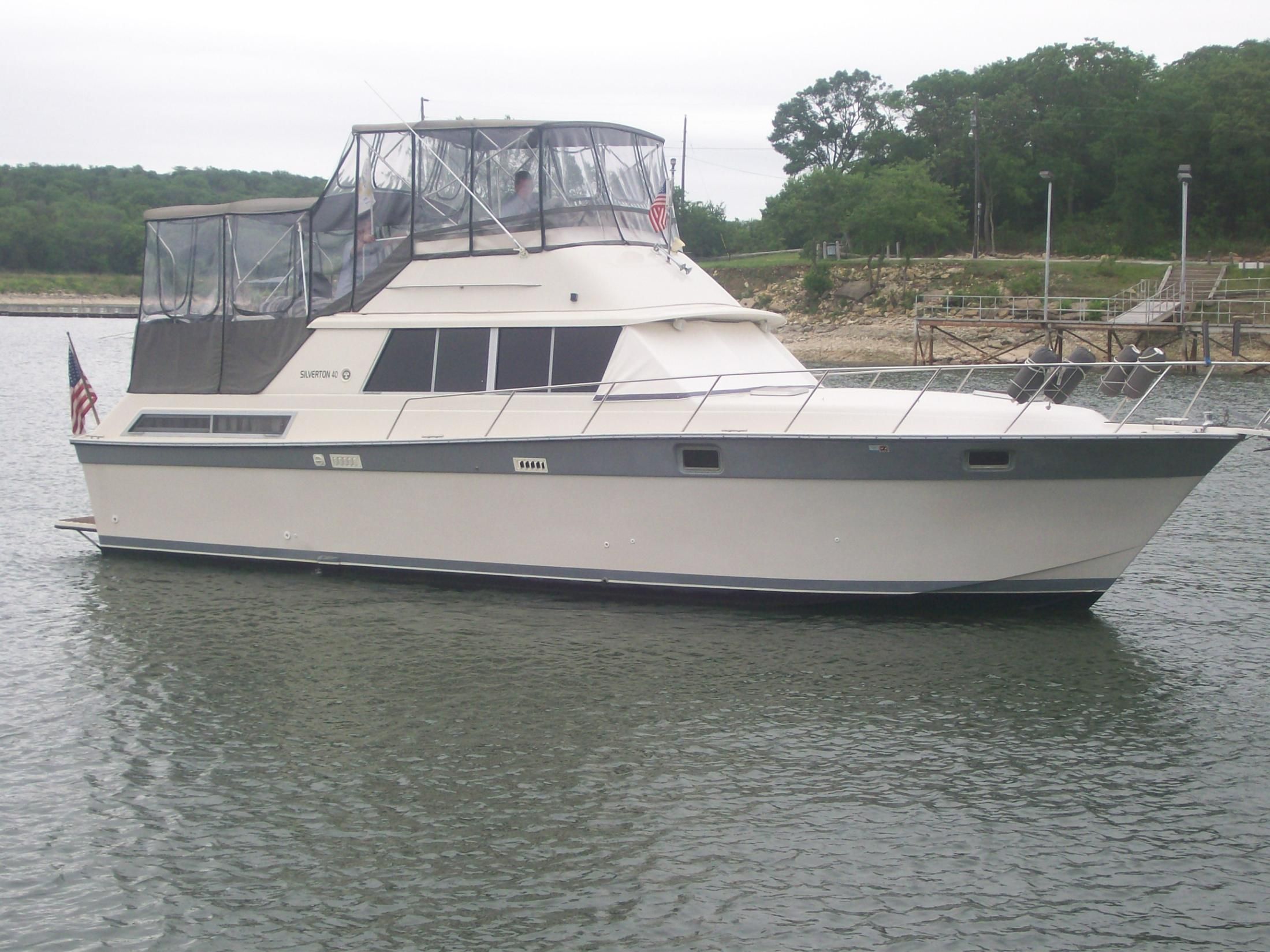 1985 Silverton AFT CABIN Power boat for sale, located in Texas, DENISON.
