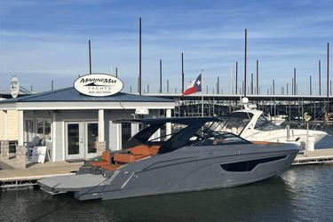 34' Cruisers Yachts 2023