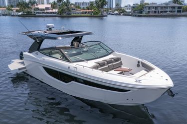 38' Cruisers Yachts 2021