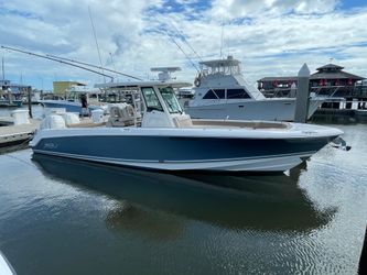 33' Boston Whaler 2018