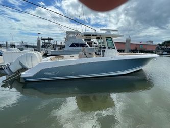 33' Boston Whaler 2018