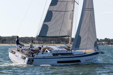 37' Dufour 2025