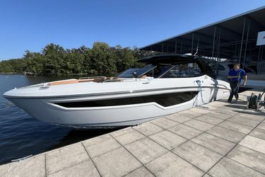 38' Cruisers Yachts 2025
