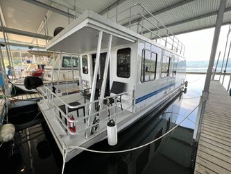 39' Catamaran Cruisers 2021