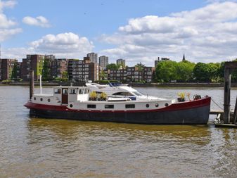 Dutch Barge 20m with London mooring