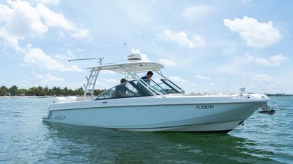 28' Boston Whaler 2017 Yacht For Sale